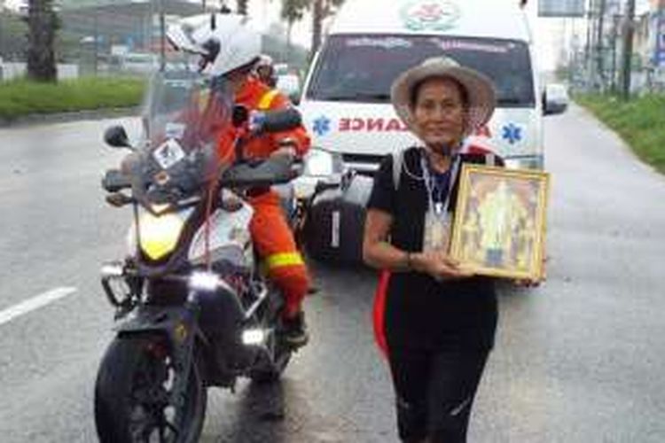 Malee Dongmai melakukan aksi jalan kaki dari Phuket menuju Bangkok, Thailand.