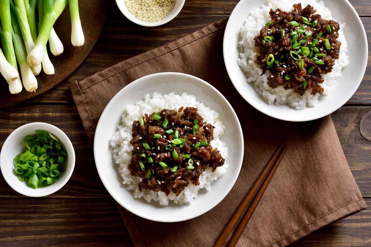 Ilustrasi rice bowl daging sapi ala Korea.