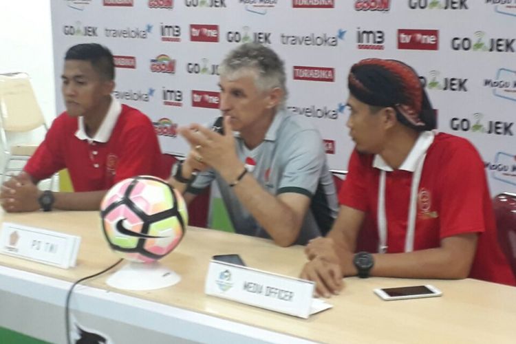 Pelatih PS TNI, Ivan Kolev (tengah), dalam sesi jumpa pers usai timnya bermain imbang tanpa gol melawan Arema FC dalam pertandingan Liga 1 di Stadion Pakansari, Cibinong, Senin (3/7/2017). 