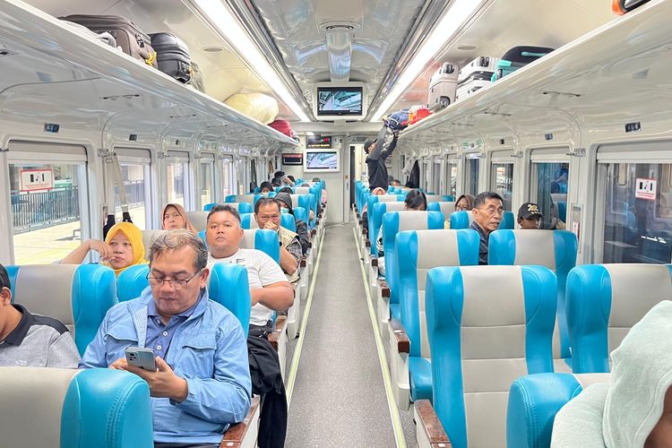 Daop 8 Surabaya melayani 5.947.731 atau hampir 6 juta pelanggan kereta api selama semester satu 2025, Jumat (18/7/2025)