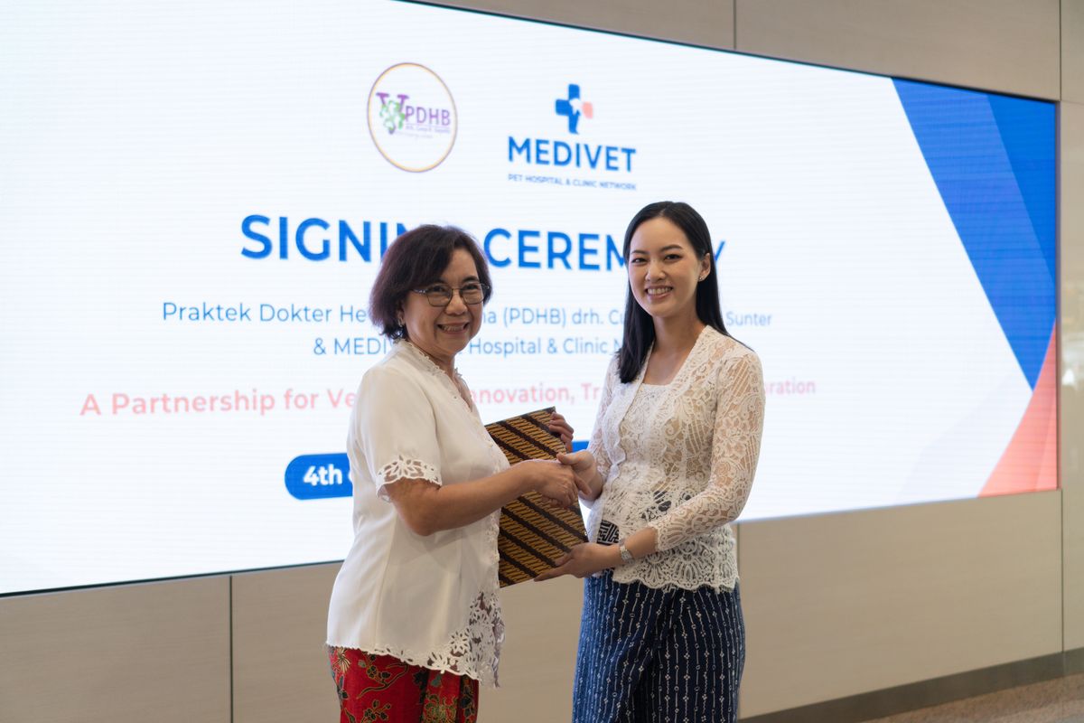 Pendiri PDHB drh Cucu Kartini, dkk ? Sunter, drh Cucu Kartini Sajuthi (kiri) dan Co-Founder MEDIVET, Mikaela Oen (kanan) berfoto usai penandatanganan kerja sama integrasi klinik ke dalam jaringan MEDIVET. 