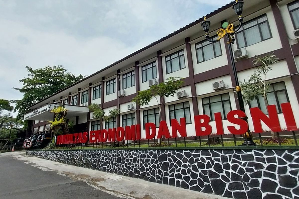 Wakil Rektor Unsil Tasikmalaya, Jawa Barat, Doktor Gumilar Mulia, memberikan keterangan resmi terkait kejadian dugaan dosen cabuli beberapa mahasiswinya di lingkungan kampus, Rabu (8/2/2023). Beberapa poster protes kekerasan seksual di lingkungan kampus terpasang di dekat Fakultas Ekonomi dan Bisnis Unsil Tasikmalaya.