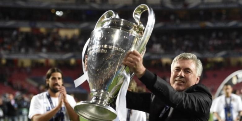 Carlo Ancelotti mengangkat trofi Liga Champions usai Real Madrid menang 4-1 atas Atletico Madrid pada partai final di Estadio da Luz, Lisabon, Sabtu (24/5/2014). Ini menjadi trofi bergengsi Ancelotti bersama Real Madrid, sebelum dipecat dan pindah ke Bayern Muenchen. 