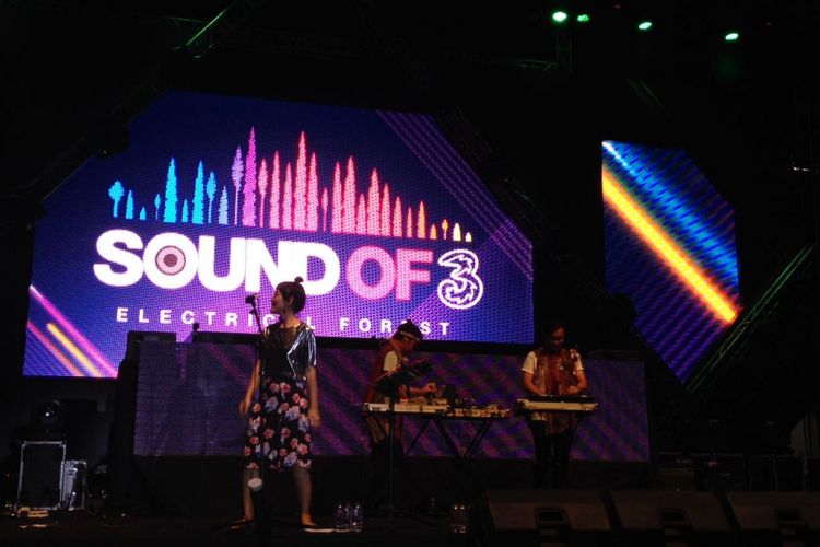 Grup musik Stars n Rabbit tampil di konser Sound of Tri, Sabtu (26/8/2017), di Ecopark Ancol, Jakarta.

