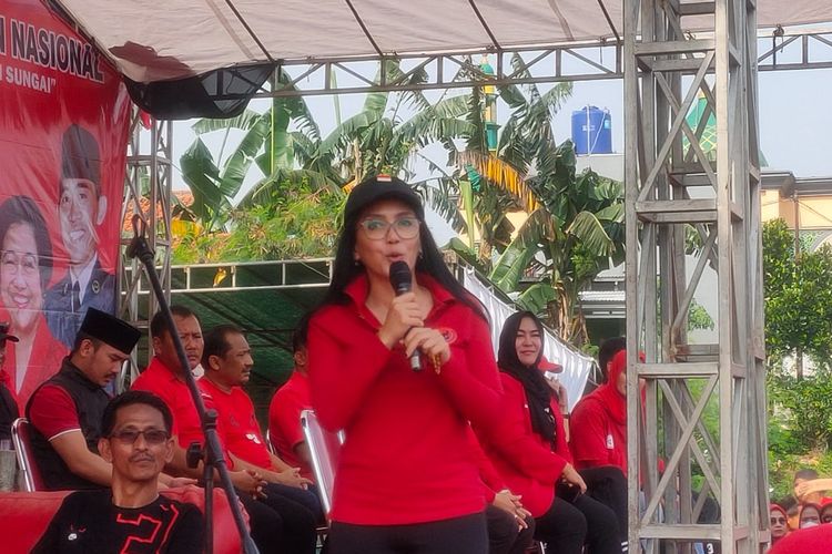 Anggota DPR Fraksi PDI-P Rieke Diah Pitaloka dalam pidatonya di acara Program Penghijauan Nasional PDI-P di Tambun Selatan, Bekasi, Jawa Barat, Minggu (15/1/2023).