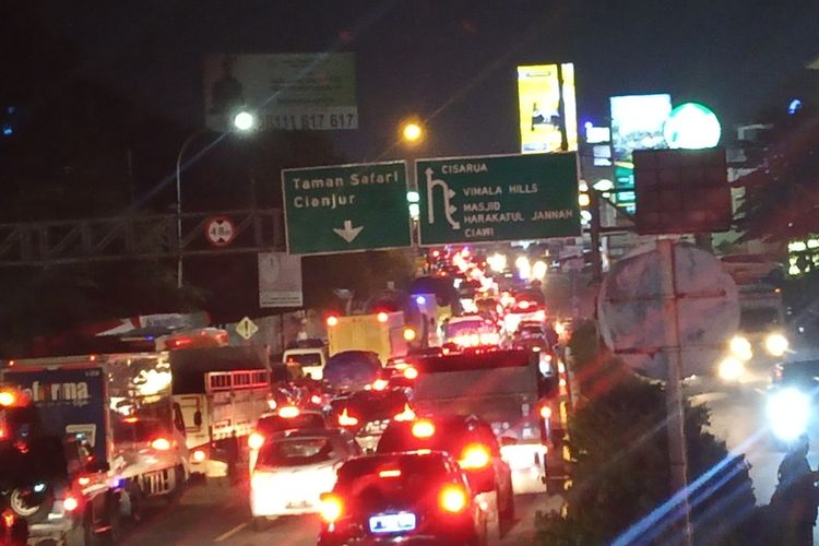 Situasi arus lalu lintas di jalur Puncak, Bogor, Jawa Barat, mengalami kemacetan jelang libur Hari Lahir Pancasila, Senin (31/5/2021) malam