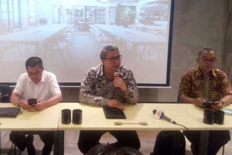 Wakil Ketua Harian Yayasan Lembaga Konsumen Indonesia (YLKI) Sudaryatmo (kanan) memberi penjelasan dalam konferensi pers di Jakarta, Rabu (21/11/2018).