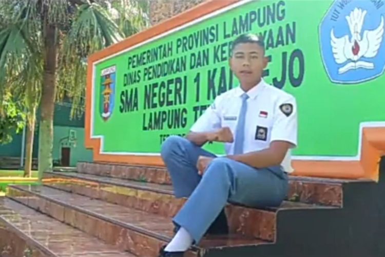 Ridho Hafidzar Armadhani, pelajar SMAN 1 Kalirejo, Lampung Tengah yang menjadi pengerek Sang Merah Putih di Istana Negara.