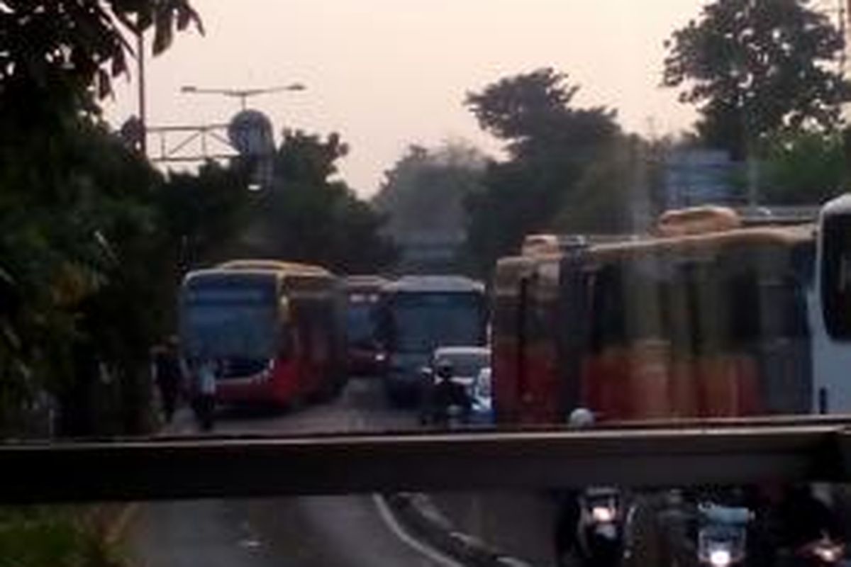 Satu unit bus transjakarta merek Zhong Tong mengalami mogok di sekitar halte PGC, Cililitan, Jakarta Timur, Senin (29/6/2015) pagi.