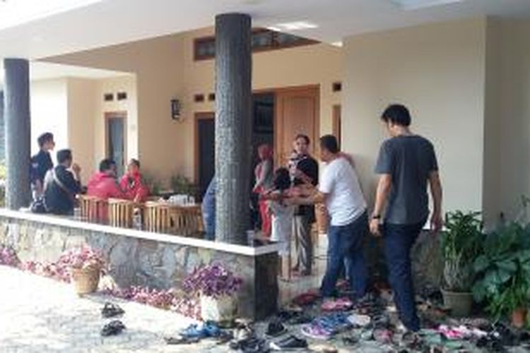 Rumah dua pasangan suami-istri jemaah haji asal Banjar yang dikabarkan meninggal dunia dalam tragedi Mina terus didatangi warga dan kerabat, Sabtu (26/9/2015).