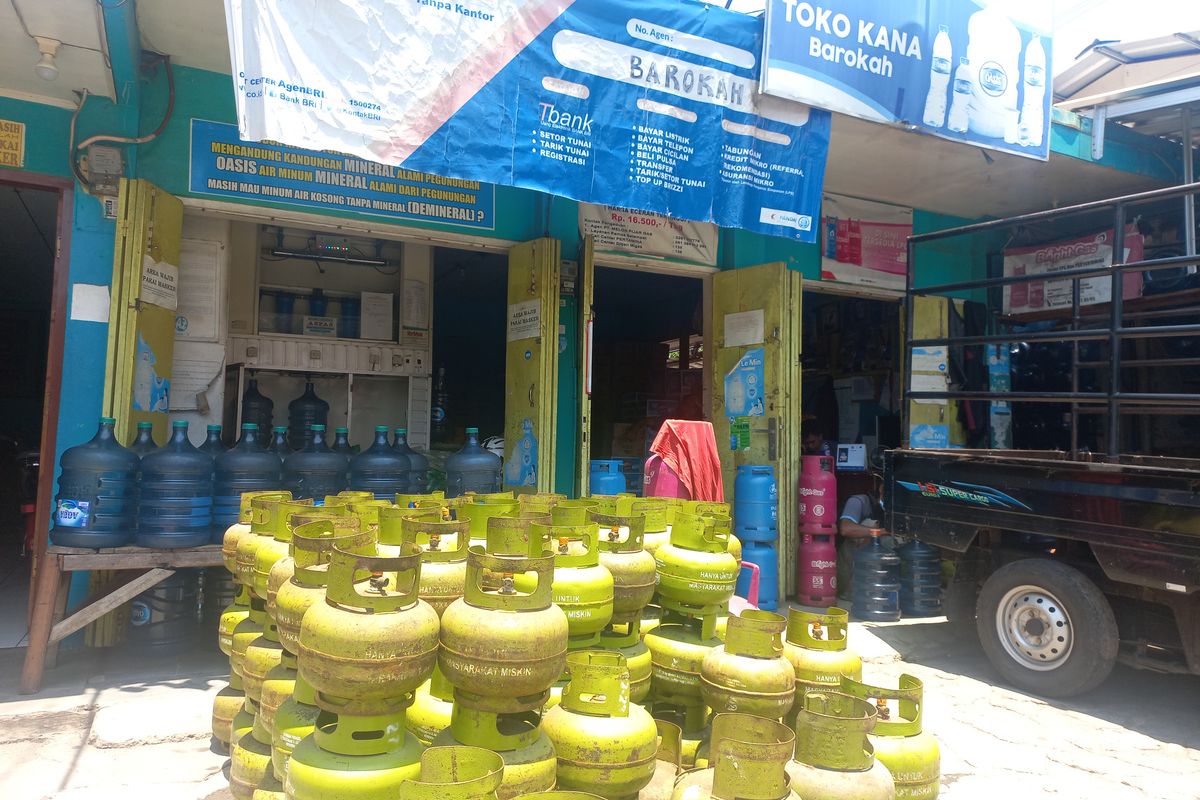 Pangkalan gas di Sumedang, Jabar mengeluhkan kenaikan harga gas nonsubsidi yang membuat daya beli masyarakat terus turun, Kamis (15/9/2022). AAM AMINULLAH/KOMPAS.com