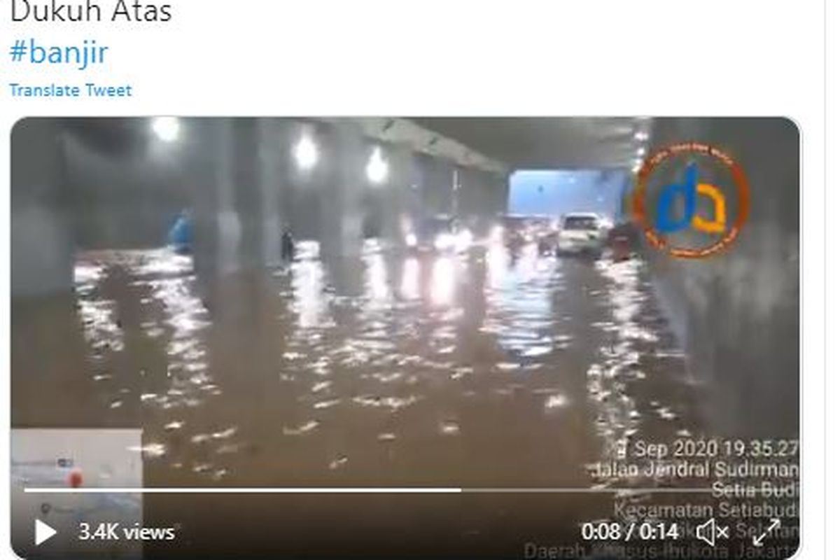 Underpass Dukuh Atas terendam banjir pada Senin (21/9/2020) malam sehingga membuat beberapa kendaraan tak bisa melintas.