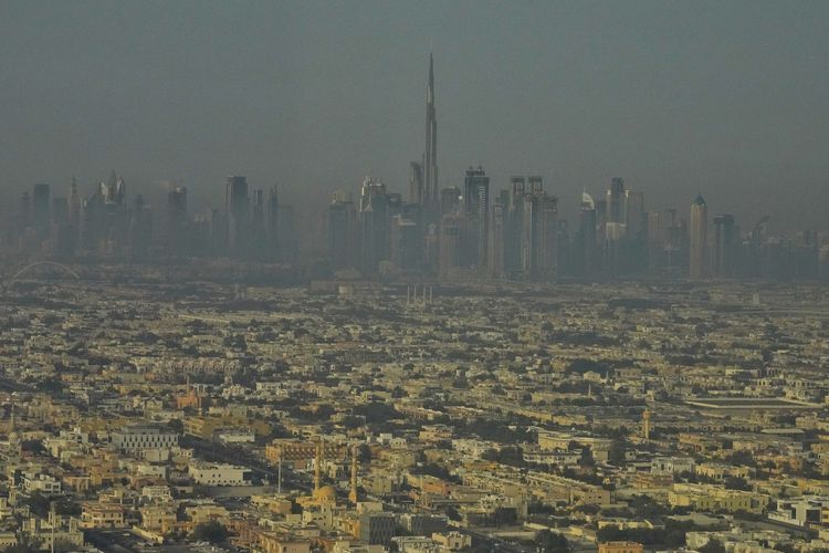 Kawasan permukiman Jumeirah terlihat bersama Burj Khalifa, gedung tertinggi di dunia, saat difoto di Dubai, Uni Emirat Arab, 22 April 2022.