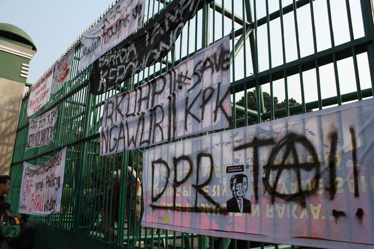 Banner bertuliskan Protes mahasiswa terpasang di Depan pagar Gedung DPR/MPR, Jalan Gatot Subroto, Senayan, Jakarta Pusat, Senin (23/9/2019). Mahasiswa menolak pengesahan RKUHP.