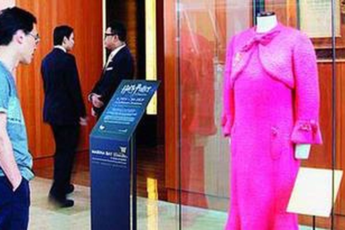 Busana "pink" ini adalah busana yang dikenakan tokoh Dolores Umbridge dalam film Harry Potter.