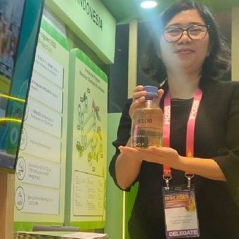Seorang staf menunjukkan sampel biodiesel di stan pameran pada ajang 21st Indonesian Palm Oil Conference (IPOC) 2025 di Nusa Dua, Bali, Jumat (14/11/2025). 
