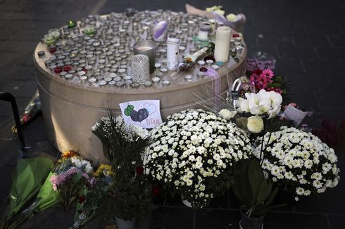 Pasca-serangan Teror, Warga Letakkan Bunga dan Lilin di Depan Gereja Notre-Dame