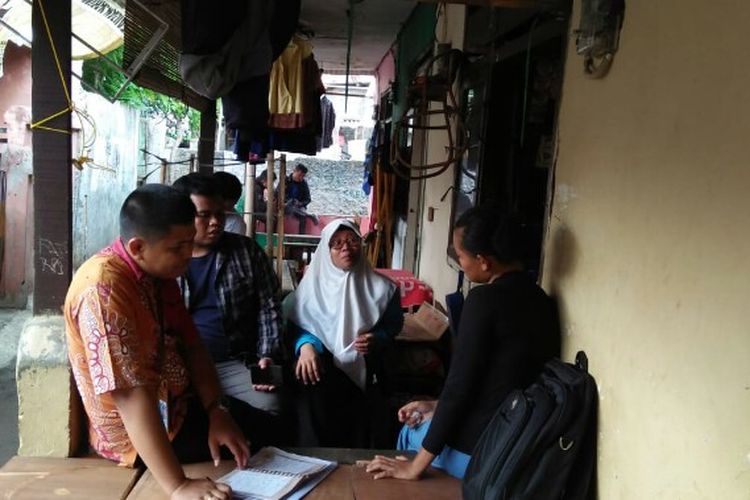 Lembaga Perlindungan Saksi dan Korban (LPSK) mendatangi rumah H (16) yang diperkosa ayah tirinya, S di Ciputat, Tangerang Selatan, pada Kamis (21/11/2019). Kedatangan tersebut untuk memberikan pendampingan dan perlindungan terhadap korban. 