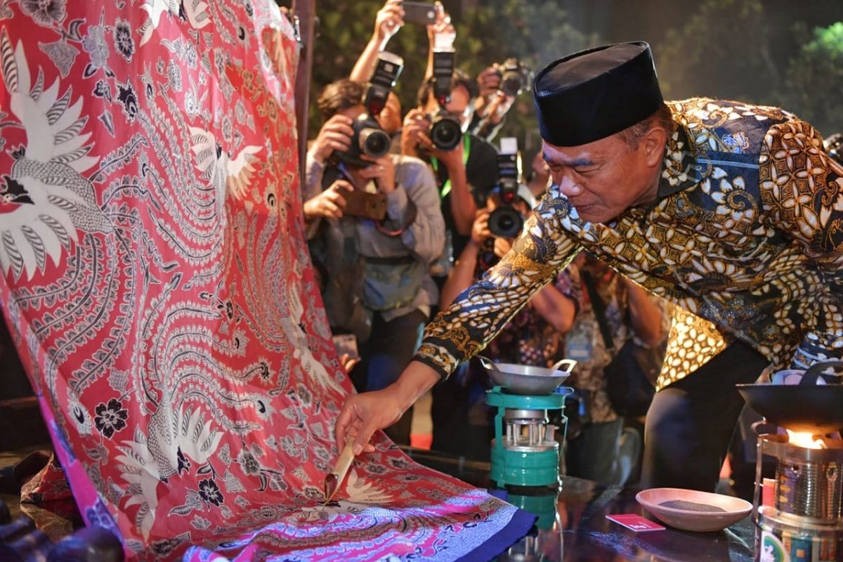 Menteri Pendidikan dan Kebudayaan (Mendikbud) Muhadjir Effendy dalam peringatan Dasawarsa Batik sebagai Warisan Budaya Takbenda UNESCO di halaman kantor Kemendikbud, Rabu (2/10/2019).