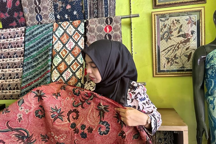 Batik dengan wangi layaknya aromaterapi mungkin belum familiar bagi sebagian masyarakat Indonesia. Produk batik dengan wangi aromaterapi muncul dari sosok pemilik Al-Warits, Warisatul Hasanah (34). Warits, sapaan perempuan lulusan STIE Perbanas Surabaya tersebut membuat inovasi batik aromaterapi untuk memasarkan batik produksi para perajin dari Pulau Madura.