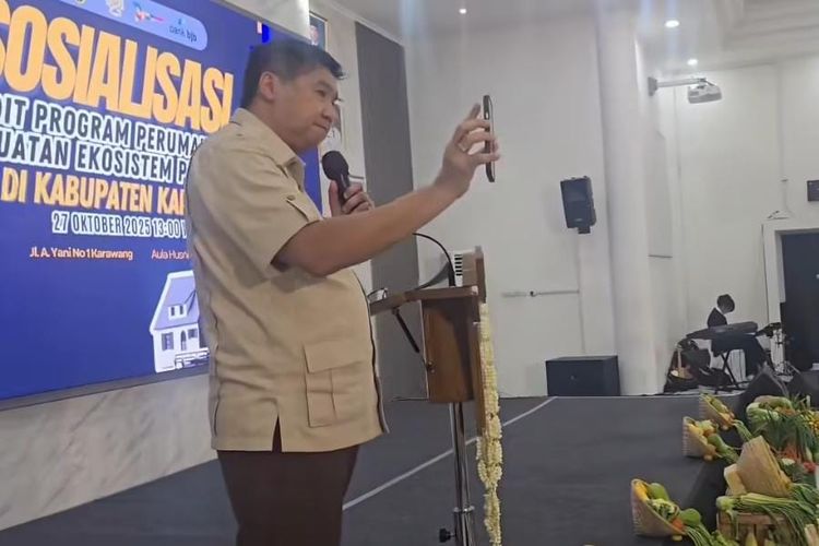 Menteri PKP Maruarar Sirait menunjukkan layar gawainya saat melakukan panggilan video dengan Seskab Teddy Infra Wijaya di acara sosialisasi KUR Perumahan di Karawang, Jawa Barat pada Senin (27/10/2025).