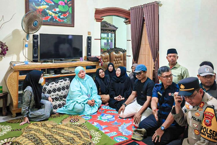 Petugas mendatangi rumah duka korban keributan rentenir vs warga di Kabupaten Bandung Barat, Jawa Barat, Rabu (14/10/2025).