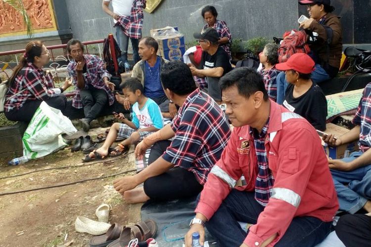 Massa pendukung Gubernur DKI nonaktif Basuki Tjahaja Purnama (Ahok) menginap di Mako Brimob, Depok, pada Rabu (10/5/2017) malam.