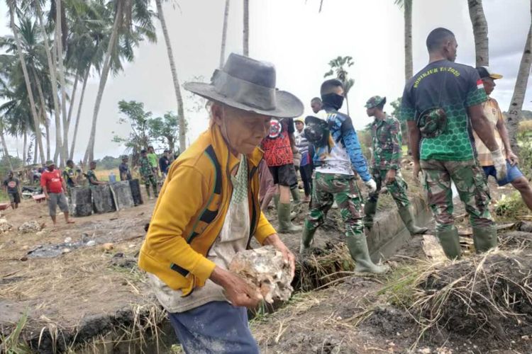 Oma Rahel Nauk (71), asal Desa Lekona, Kecamatan Pantai Baru, Kabupaten Rote Ndao, Nusa Tenggara Timur (NTT), saat mengangkat batu untuk mengerjakan pembangunan saluran irigasi.