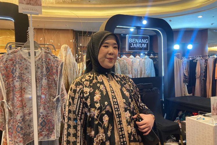 Creative Director Benang Jarum, Miftahul Jannah, saat ditemui di Indonesia Fashion Aesthetic (IFA) 2026 di The Ritz-Carlton Hotel, Pacific Place, Jakarta, Selasa (10/2/2026).