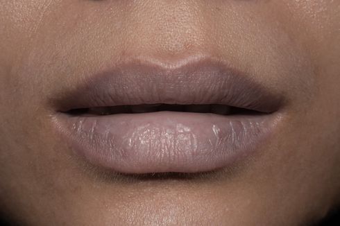 4 Cara Alami Mencerahkan Bibir Gelap akibat Merokok