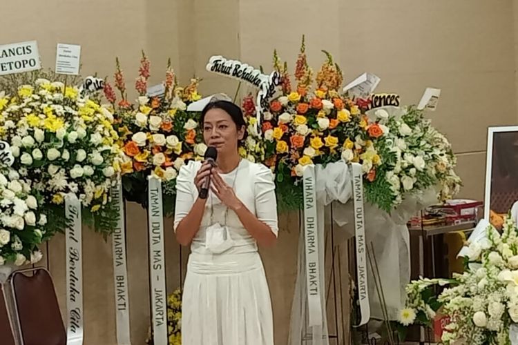 Penyanyi Dewi Lestari saat berpidato di upacara penutupan peti jenazah Reza Gunawan di Grand Heaven Pluit, Jakarta Utara, Kamis (8/9/2022).