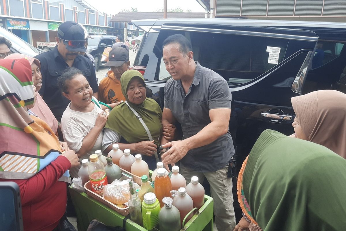 Andika Perkasa Blusukan ke Pasar Sido Makmur Blora, Beli Daging Ayam dan Jamu