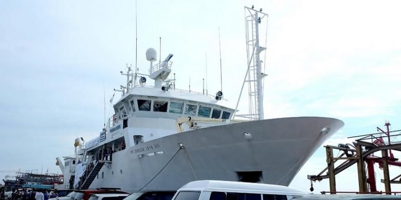 Kapal Riset Baruna Jaya VIII milik Lembaga Ilmu Pengetahuan Indonesia sedang bersandar di Pelabuhan Perikanan Samudera Nizam Zachman, Jakarta Utara, Sabtu (23/4/2016). LIPI menggunakan kapal ini untuk riset kelautan. 