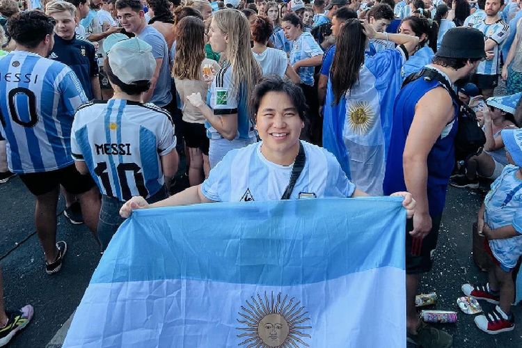 Nada Radjatjut mengatakan banyak warga yang menangis bahagia setelah melihat Piala Dunia diberikan kepada tim nasional Argentina.