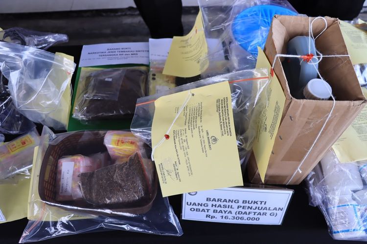 Polisi Bongkar Rumah Produksi Tembakau Sintetis di Bekasi, 2 Tersangka Ditangkap