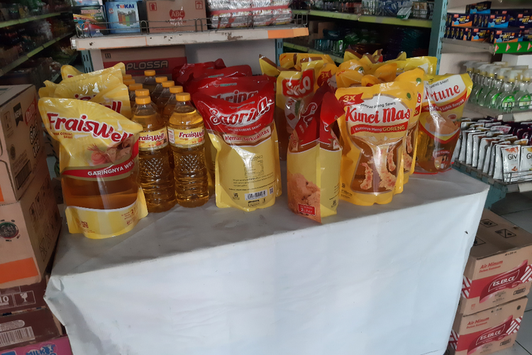 Stok minyak goreng premium yang ada di salah satu minimarket di Lumajang, Kamis (17/3/2022)