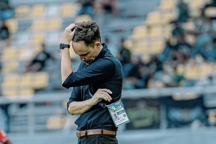 Pelatih Persebaya Surabaya Paul Munster kecewa usai laga pekan ke-19 Liga 1 2024-2025 melawan Malut United yang berakhir dengan skor 0-2 di Stadion Gelora Bung Tomo Surabaya, Jumat (17/1/2025) sore.