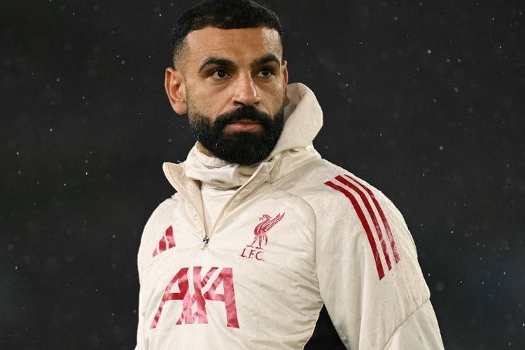 Penyerang Liverpool asal Mesir Mohamed Salah melakukan pemanasan menjelang pertandingan Liga Inggris antara Leeds United dan Liverpool di Elland Road di Leeds, Inggris utara pada 6 Desember 2025.