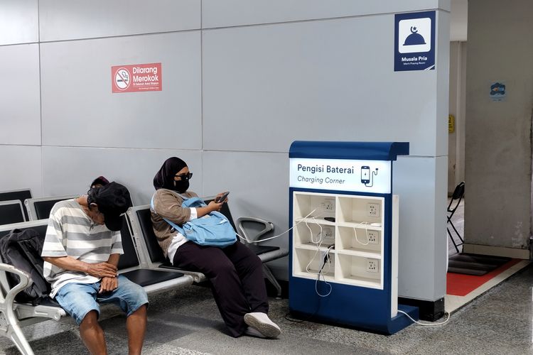 Ruang tunggu di Stasiun Jatinegara yang dilengkapi spot colokan, Kamis (18/12/2025). 