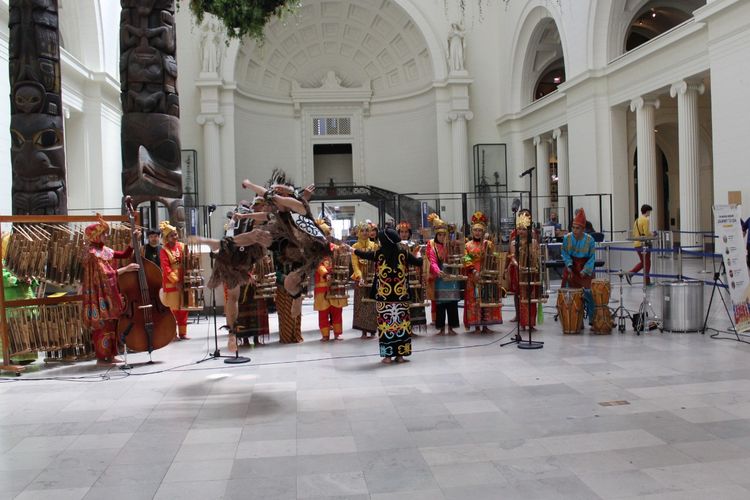 Tim Muhibah Angklung asal Jabar tampil dalam konser bertajuk Indonesia Presents: Tim Muhibah Angklung Performance di Field Museum, Chicago, Amerika Serikat (AS), Rabu (13/7/2022). Filed Museum adalah salah satu museum terbesar dan terbaik di dunia.