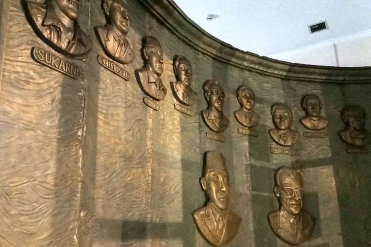 Dinding ruang utama dengan pajangan wajah Para Pemuda pejuang kemerdekaan.