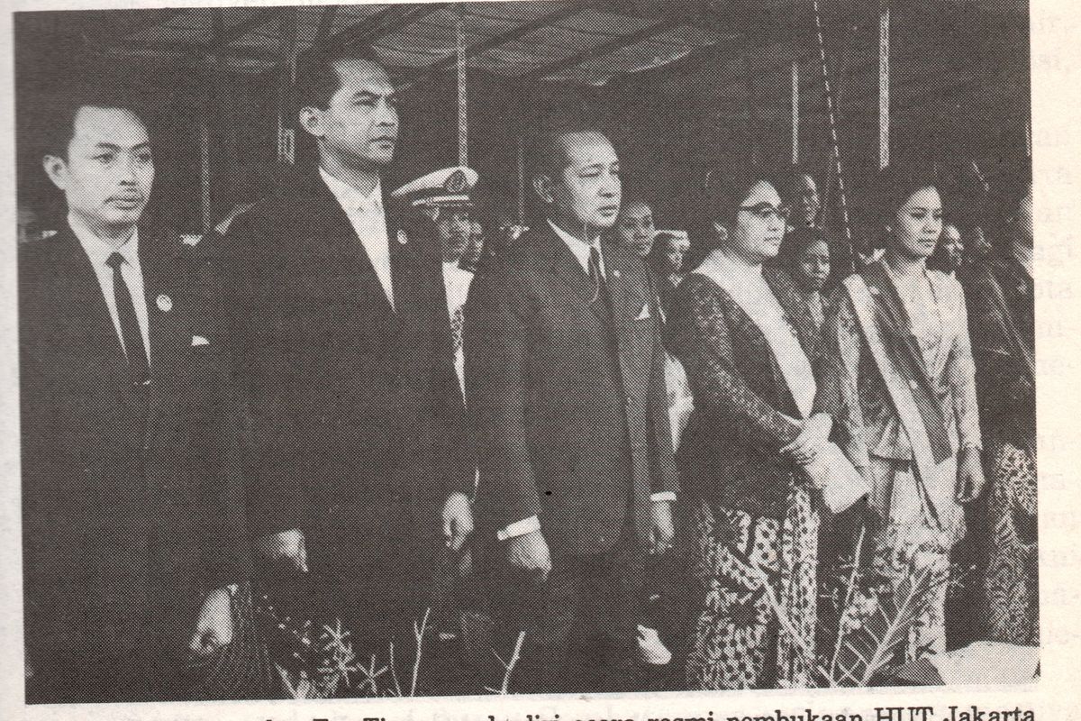 Presiden Soeharto dan Ibu Tien menghadiri acara resmi pembukaan Jakarta Fair I, tahun 1968.