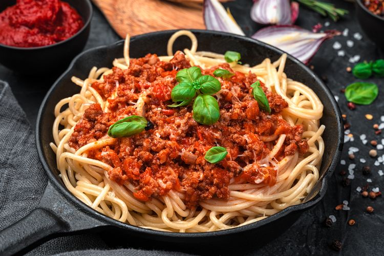 Ilustrasi sajian spaghetti isi daging dan jamur.