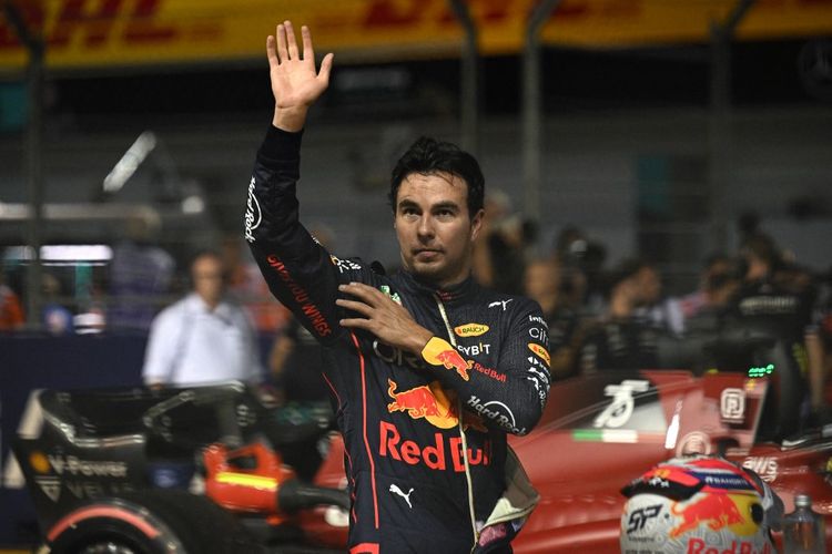 Pebalap Red Bull, Sergio Perez, merayakan kemenangan di balapan Formula 1 GP Singapura pada Minggu (2/10/2022).
