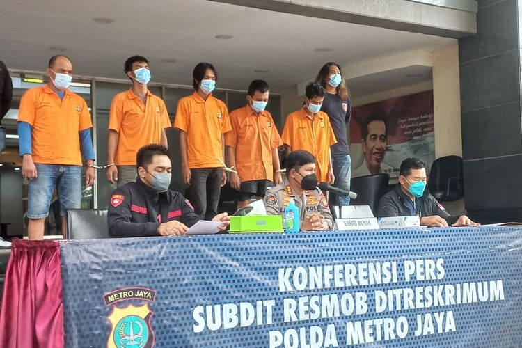 Polda Metro Jaya menampilkan lima perampok ruko elektronik yang sekap korbannya di Depok, Jawa Barat, Jumat (4/3/2022). 