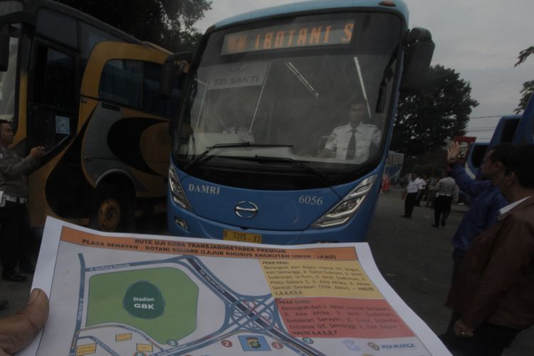 Badan Pengelola Transportasi Jabodetabek (BPTJ) mulai uji coba bus premium Transjabodetabek rute Bogor-Jakarta dan sebaliknya, di Pool Damri Baranangsiang, Bogor, Jawa Barat, Selasa (31/10/2017).