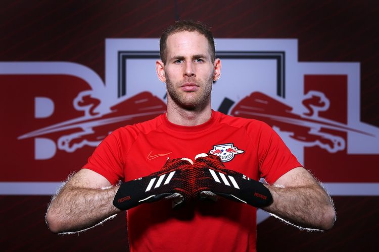 Kiper Hungaria Peter Gulacsi dari klub sepakbola divisi satu Jerman (Bundesliga) RB Leipzig berpose setelah wawancara di Akademi Red Bull di Leipzig, Jerman timur, pada 29 Januari 2020.