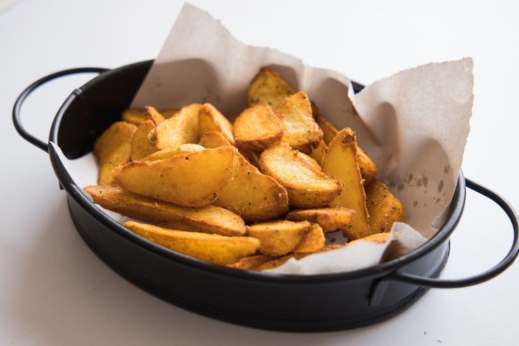 Ilustrasi potato wedges pakai air fryer