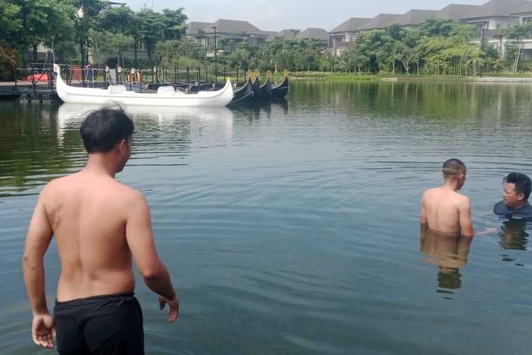 Sejumlah petugas Disdamkar dan Peyelamatan Kabupaten Bandung saat menyelam untuk menyelamatkan Hanphone milik warga Selasa kemarin