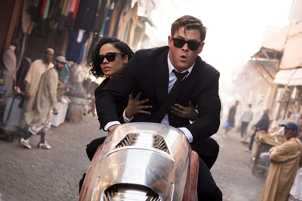 Chris Hemsworth dan Tessa Thompson dalam Men in Black: International (2019)